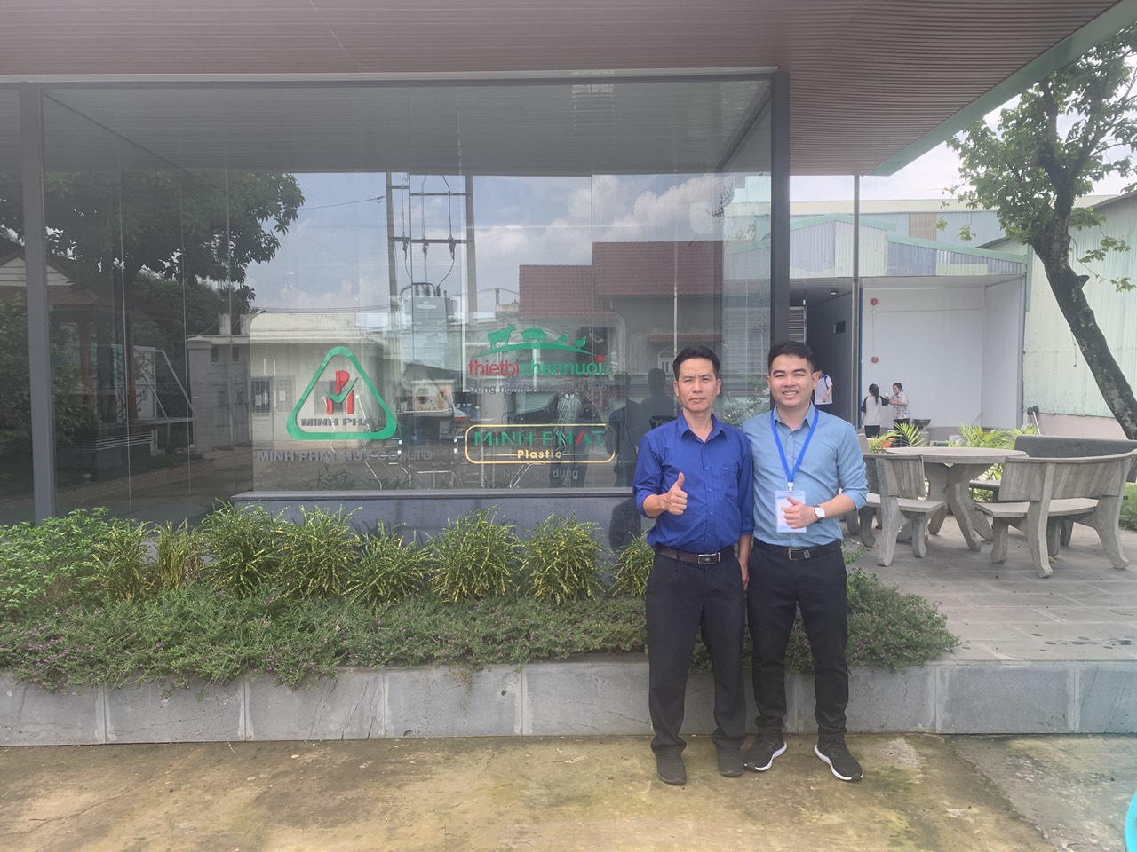 Group photo with sales person contacted